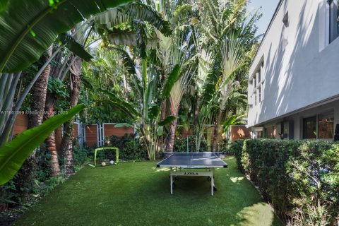 House in Coral Gables, Florida 5 bedrooms, 484.21 sq.m. № 1889428 - photo 13
