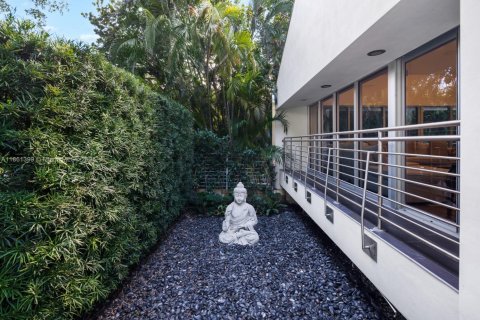 House in Coral Gables, Florida 5 bedrooms, 484.21 sq.m. № 1889428 - photo 21