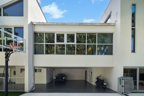House in Coral Gables, Florida 5 bedrooms, 484.21 sq.m. № 1889428 - photo 15