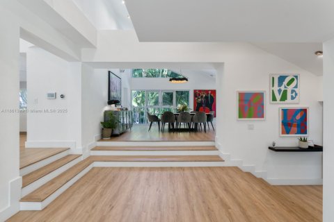 House in Coral Gables, Florida 5 bedrooms, 484.21 sq.m. № 1889428 - photo 28
