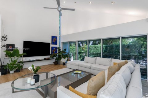 House in Coral Gables, Florida 5 bedrooms, 484.21 sq.m. № 1889428 - photo 27