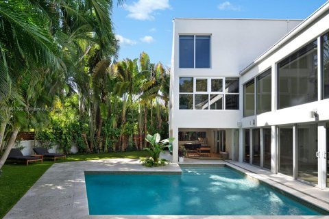 House in Coral Gables, Florida 5 bedrooms, 484.21 sq.m. № 1889428 - photo 9