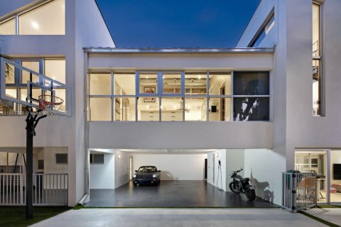 House in Coral Gables, Florida 5 bedrooms, 484.21 sq.m. № 1889428 - photo 4