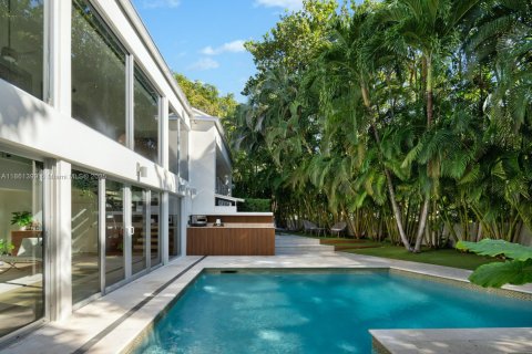 House in Coral Gables, Florida 5 bedrooms, 484.21 sq.m. № 1889428 - photo 8