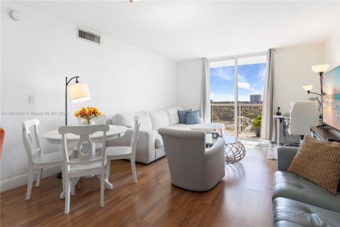 Купить кондоминиум в Майами, Флорида 2 спальни, 82.78м2, № 1971859 - фото 2