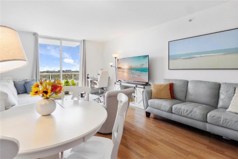 Купить кондоминиум в Майами, Флорида 2 спальни, 82.78м2, № 1971859 - фото 6