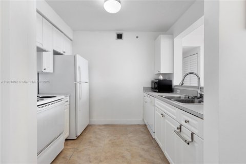 Купить кондоминиум в Майами, Флорида 2 спальни, 82.78м2, № 1971859 - фото 9