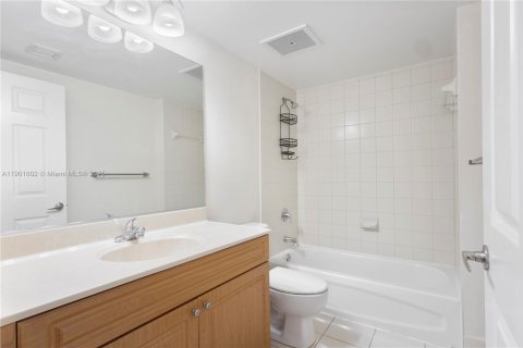 Купить кондоминиум в Майами, Флорида 2 спальни, 82.78м2, № 1971859 - фото 14