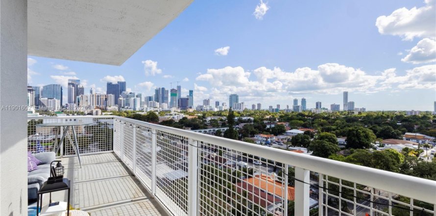 Кондоминиум с 2 спальнями в Майами, Флорида № 1971859