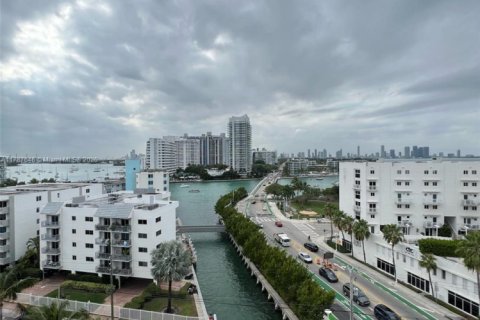 Copropriété à vendre à Miami Beach, Floride: 2 chambres, 99.41 m2 № 1958852 - photo 15