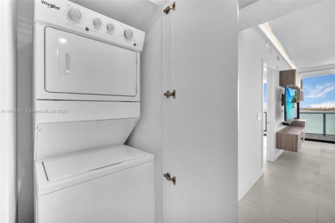 Condominio en alquiler en Miami, Florida, 2 dormitorios, 101.73 m2 № 1857076 - foto 12