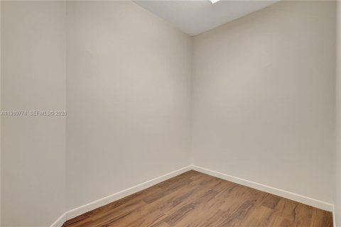 Condo in Pembroke Pines, Florida, 2 bedrooms  № 2043093 - photo 24