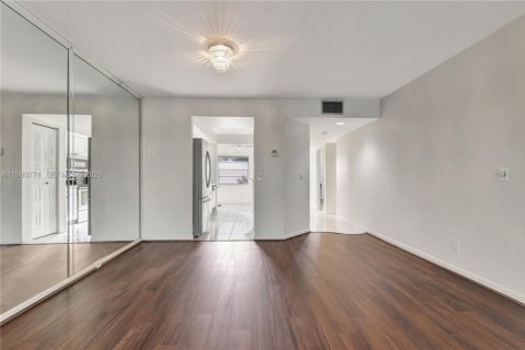 Condo in Pembroke Pines, Florida, 2 bedrooms  № 2043093 - photo 15