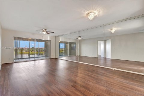 Condo in Pembroke Pines, Florida, 2 bedrooms  № 2043093 - photo 12