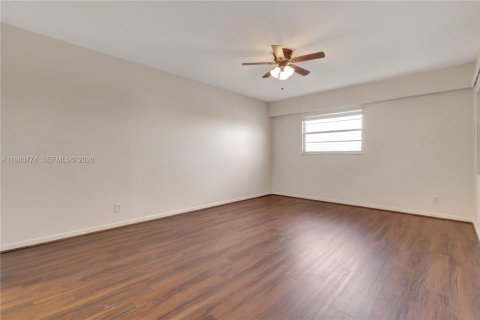 Condo in Pembroke Pines, Florida, 2 bedrooms  № 2043093 - photo 19