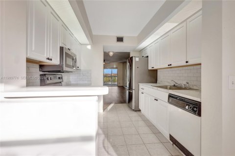Condo in Pembroke Pines, Florida, 2 bedrooms  № 2043093 - photo 7