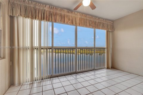 Condo in Pembroke Pines, Florida, 2 bedrooms  № 2043093 - photo 17