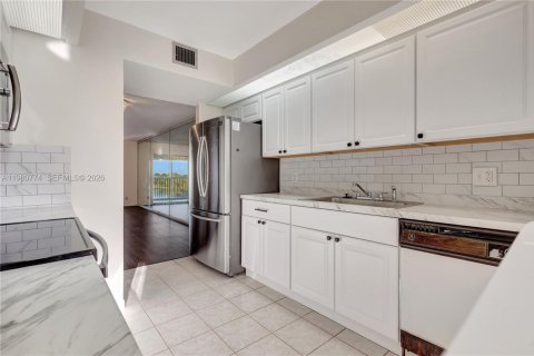 Condo in Pembroke Pines, Florida, 2 bedrooms  № 2043093 - photo 9