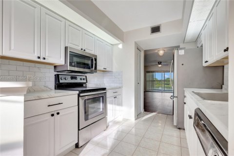 Condo in Pembroke Pines, Florida, 2 bedrooms  № 2043093 - photo 8