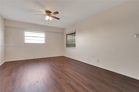 Condo in Pembroke Pines, Florida, 2 bedrooms  № 2043093 - photo 20