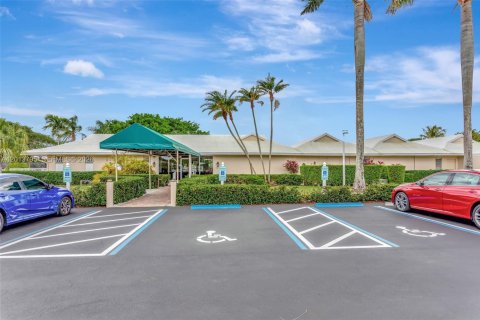 House in Boca Raton, Florida 2 bedrooms, 123.75 sq.m. № 2244252 - photo 23