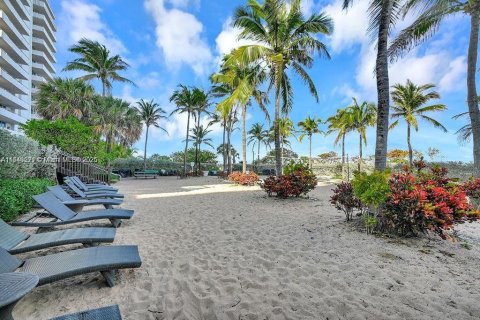 Condo in Surfside, Florida, 1 bedroom  № 1959370 - photo 23