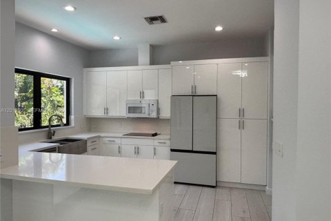 Купить виллу или дом в Корал-Гейблс, Флорида 5 спален, 434.32м2, № 2077559 - фото 16