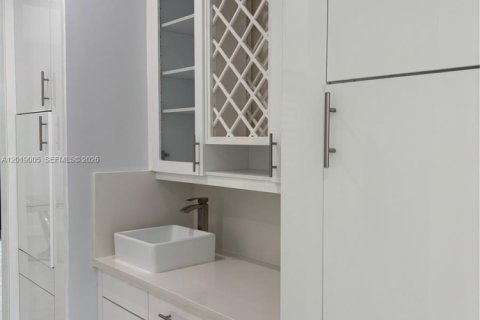 Купить виллу или дом в Корал-Гейблс, Флорида 5 спален, 434.32м2, № 2077559 - фото 18