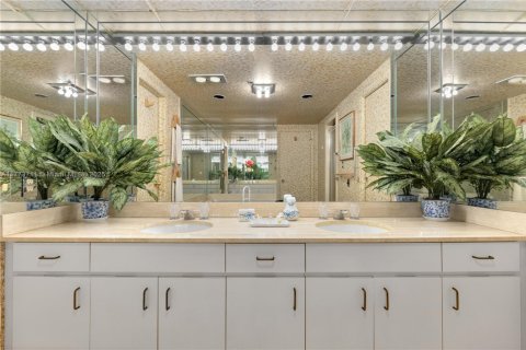 Condo in Bal Harbour, Florida, 4 bedrooms  № 1868622 - photo 17