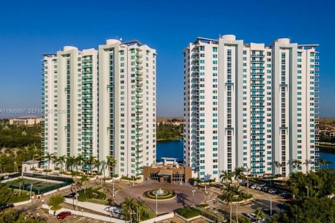 Condo in Sunrise, Florida, 2 bedrooms  № 2027534 - photo 18