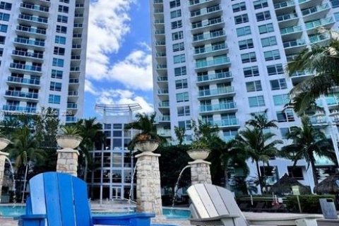 Condo in Sunrise, Florida, 2 bedrooms  № 2027534 - photo 2