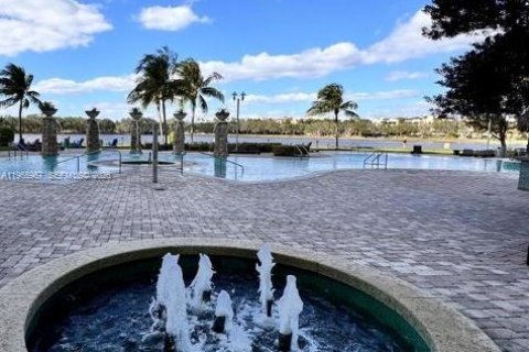 Condo in Sunrise, Florida, 2 bedrooms  № 2027534 - photo 4