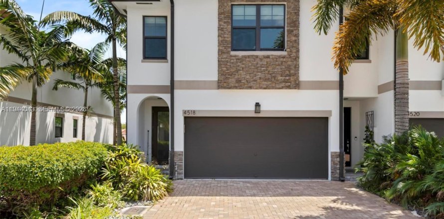 Townhouse in Dania Beach, Florida 3 bedrooms, 182.65 sq.m. № 2000863