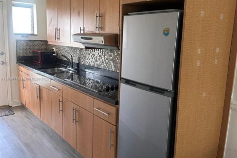 Condo in Miami Beach, Florida  № 1921747 - photo 5