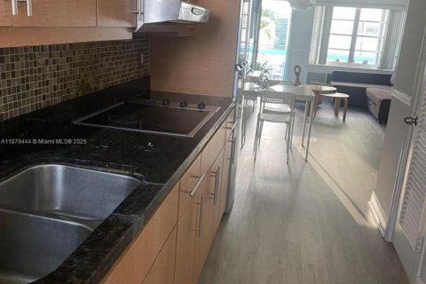 Condo in Miami Beach, Florida  № 1921747 - photo 6