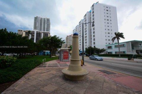 Condo in Miami Beach, Florida  № 1921747 - photo 9