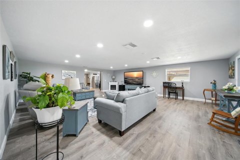 Casa en venta en New Port Richey, Florida, 4 dormitorios, 220.18 m2 № 1910849 - foto 8