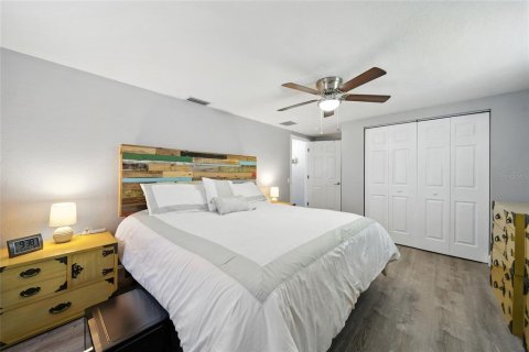 Casa en venta en New Port Richey, Florida, 4 dormitorios, 220.18 m2 № 1910849 - foto 15