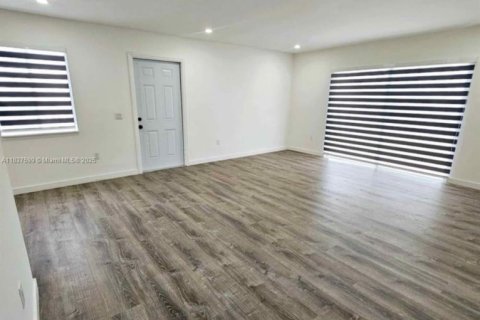 House in Miami, Florida 3 bedrooms, 89.19 sq.m. № 1822212 - photo 4
