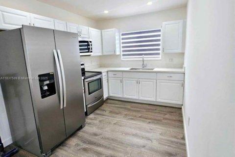 House in Miami, Florida 3 bedrooms, 89.19 sq.m. № 1822212 - photo 3
