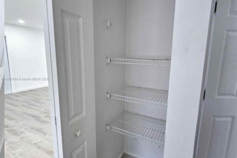 House in Miami, Florida 3 bedrooms, 89.19 sq.m. № 1822212 - photo 5