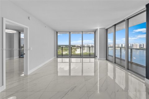 Condominio en venta en North Miami Beach, Florida, 3 dormitorios, 144.65 m2 № 1996203 - foto 2