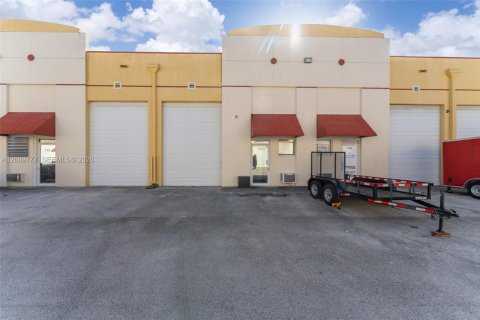 Commercial property in Miami, Florida № 2368511
