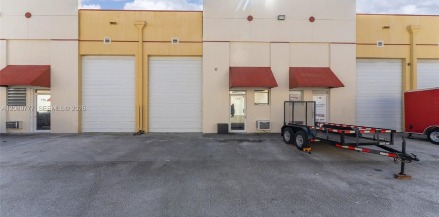 Commercial property in Miami, Florida № 2368511
