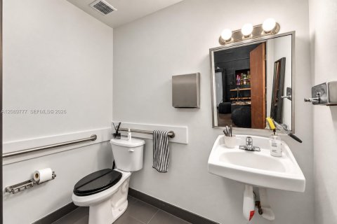 Commercial property in Miami, Florida № 2368511 - photo 16