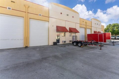 Commercial property in Miami, Florida № 2368511 - photo 3