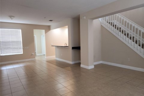 Touwnhouse à louer à Pembroke Pines, Floride: 3 chambres, 176.7 m2 № 1965838 - photo 4