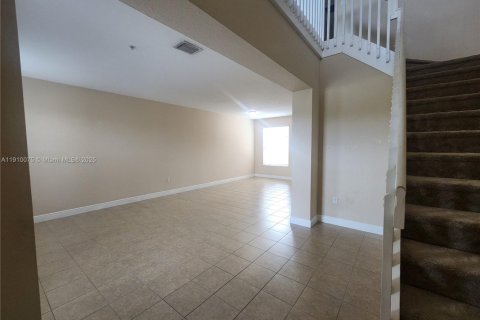 Touwnhouse à louer à Pembroke Pines, Floride: 3 chambres, 176.7 m2 № 1965838 - photo 3