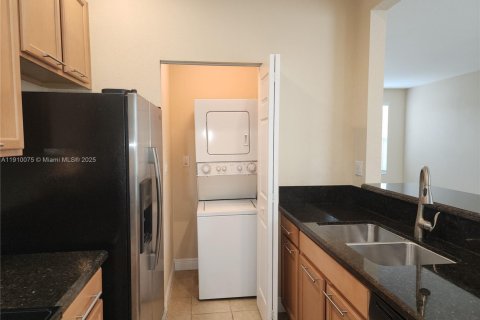 Touwnhouse à louer à Pembroke Pines, Floride: 3 chambres, 176.7 m2 № 1965838 - photo 11