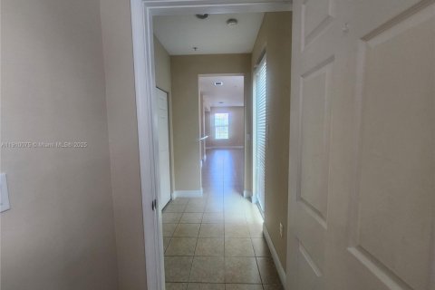 Touwnhouse à louer à Pembroke Pines, Floride: 3 chambres, 176.7 m2 № 1965838 - photo 12